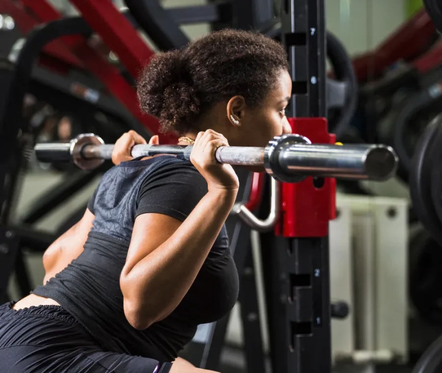 mujer-joven-entrenando-gimnasio